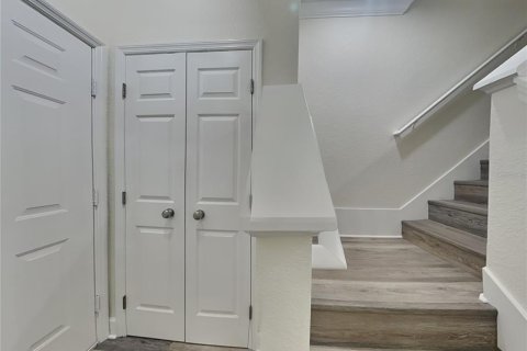 Townhouse in Saint Petersburg, Florida 3 bedrooms, 134.24 sq.m. № 2229935 - photo 29