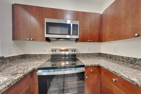 Townhouse in Saint Petersburg, Florida 3 bedrooms, 134.24 sq.m. № 2229935 - photo 18
