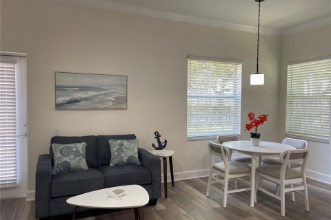 Townhouse in Saint Petersburg, Florida 3 bedrooms, 134.24 sq.m. № 2229935 - photo 13