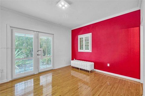 House in Coral Gables, Florida 3 bedrooms, 235.6 sq.m. № 1776094 - photo 20