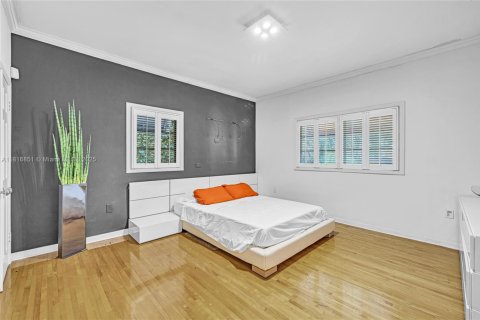 House in Coral Gables, Florida 3 bedrooms, 235.6 sq.m. № 1776094 - photo 16