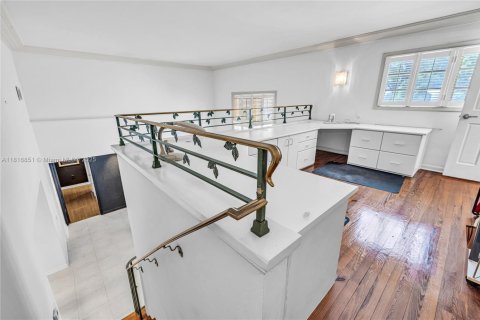 House in Coral Gables, Florida 3 bedrooms, 235.6 sq.m. № 1776094 - photo 24