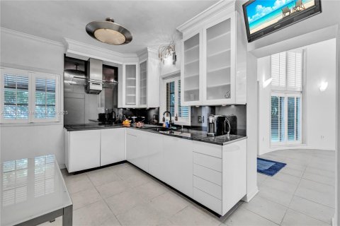 House in Coral Gables, Florida 3 bedrooms, 235.6 sq.m. № 1776094 - photo 14