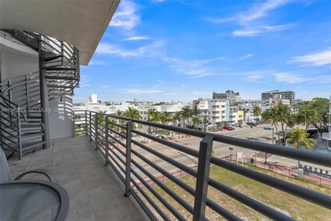 Condo in Miami Beach, Florida  № 2002218 - photo 21