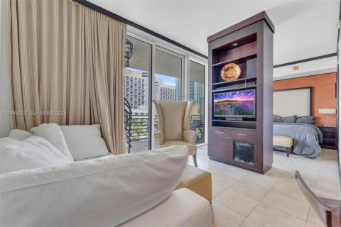 Condo in Miami Beach, Florida  № 2002218 - photo 17