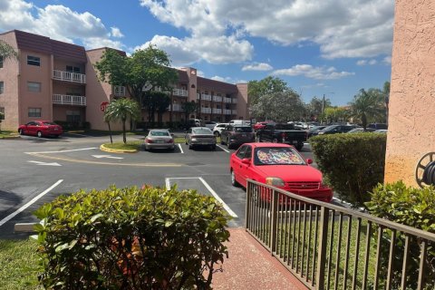 Condo in Sunrise, Florida, 2 bedrooms  № 1043001 - photo 1