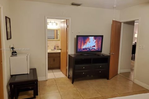 Снять в аренду виллу или дом в Форт-Лодердейл, Флорида 1 спальня, № 1958631 - фото 2