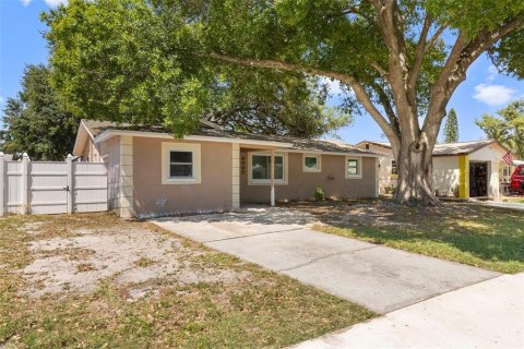 House in Clearwater, Florida 3 bedrooms, 121.14 sq.m. № 2094158 - photo 2