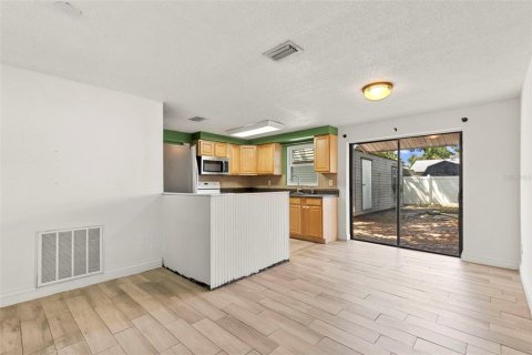 House in Clearwater, Florida 3 bedrooms, 121.14 sq.m. № 2094158 - photo 9