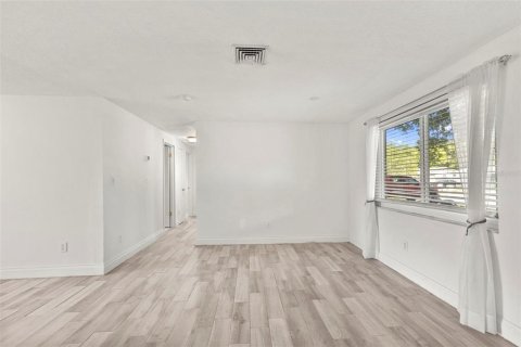 House in Clearwater, Florida 3 bedrooms, 121.14 sq.m. № 2094158 - photo 6