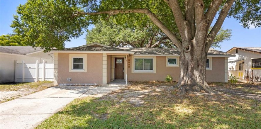 House in Clearwater, Florida 3 bedrooms, 121.14 sq.m. № 2094158