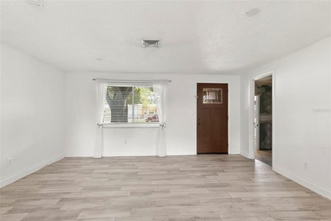 House in Clearwater, Florida 3 bedrooms, 121.14 sq.m. № 2094158 - photo 3
