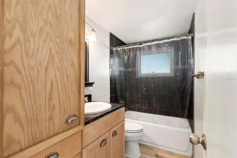 House in Clearwater, Florida 3 bedrooms, 121.14 sq.m. № 2094158 - photo 24