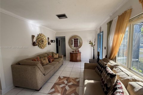 Casa en venta en Miami, Florida, 3 dormitorios, 177.26 m2 № 2001281 - foto 3