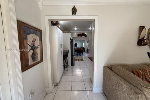 Casa en venta en Miami, Florida, 3 dormitorios, 177.26 m2 № 2001281 - foto 14