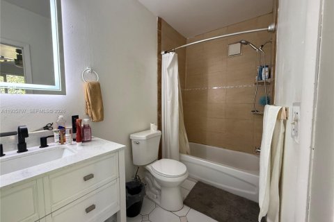 Casa en venta en Miami, Florida, 3 dormitorios, 177.26 m2 № 2001281 - foto 24