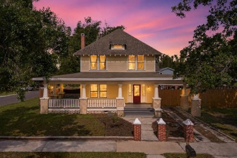 Commercial property in Tampa, Florida 6 bedrooms, 263.84 sq.m. № 2110672