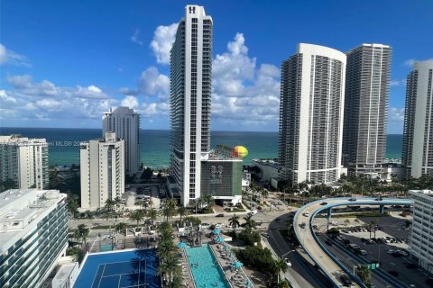 Copropriété à vendre à Hollywood, Floride: 2 chambres, 96.99 m2 № 1934931 - photo 1