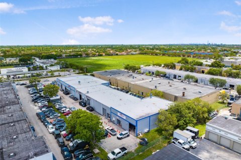 Propiedad comercial en venta en Miami, Florida № 1797678 - foto 17