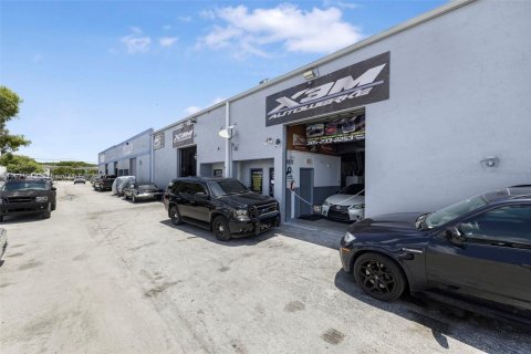 Propiedad comercial en venta en Miami, Florida № 1797678 - foto 3