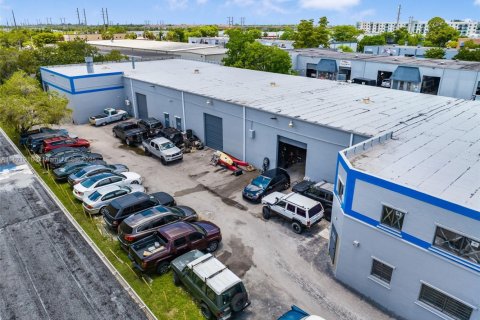Propiedad comercial en venta en Miami, Florida № 1797678 - foto 5