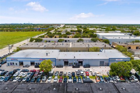 Propiedad comercial en venta en Miami, Florida № 1797678 - foto 18