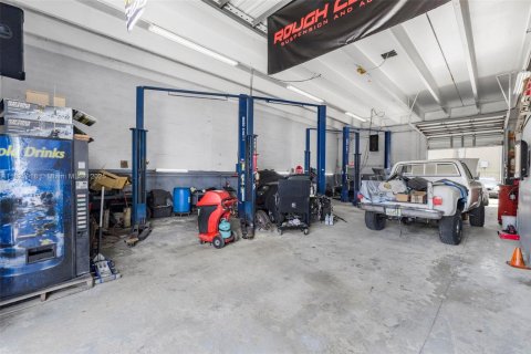 Propiedad comercial en venta en Miami, Florida № 1797678 - foto 12