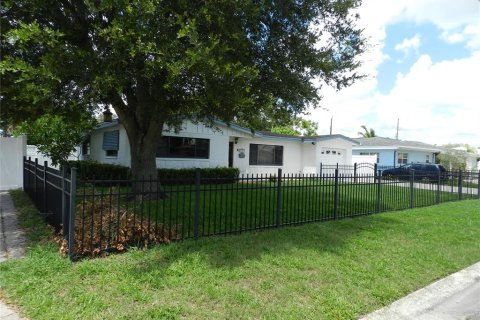 Villa ou maison à vendre à Saint Petersburg, Floride: 2 chambres, 120.59 m2 № 2355965 - photo 2