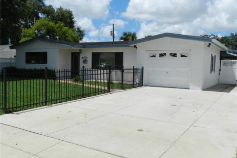 House in Saint Petersburg, Florida 2 bedrooms, 120.59 sq.m. № 2355965