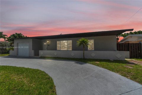 House in Miami, Florida 4 bedrooms, 175.21 sq.m. № 1847732 - photo 1