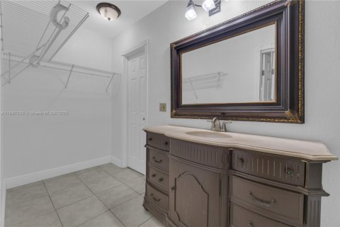House in Miami, Florida 4 bedrooms, 175.21 sq.m. № 1847732 - photo 25