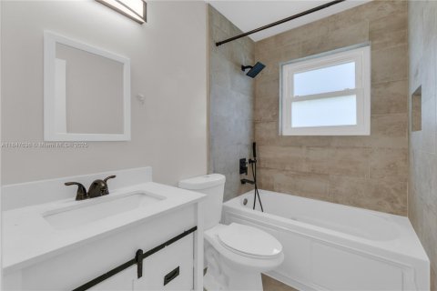 House in Miami, Florida 4 bedrooms, 175.21 sq.m. № 1847732 - photo 18