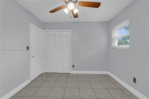 House in Miami, Florida 4 bedrooms, 175.21 sq.m. № 1847732 - photo 17