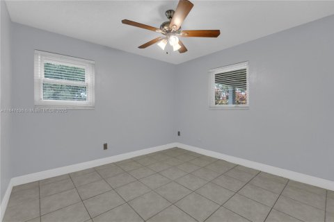 House in Miami, Florida 4 bedrooms, 175.21 sq.m. № 1847732 - photo 16