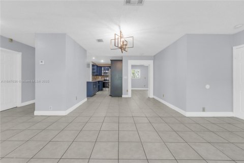 House in Miami, Florida 4 bedrooms, 175.21 sq.m. № 1847732 - photo 7
