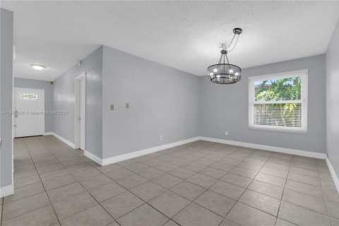 House in Miami, Florida 4 bedrooms, 175.21 sq.m. № 1847732 - photo 14