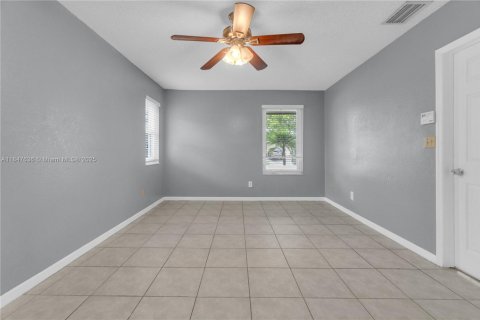 House in Miami, Florida 4 bedrooms, 175.21 sq.m. № 1847732 - photo 21