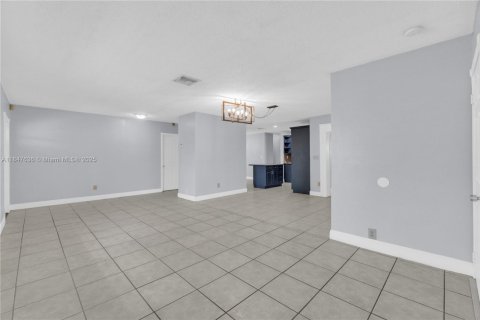 House in Miami, Florida 4 bedrooms, 175.21 sq.m. № 1847732 - photo 6