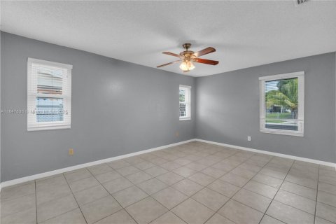 House in Miami, Florida 4 bedrooms, 175.21 sq.m. № 1847732 - photo 20