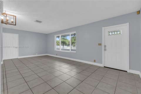 House in Miami, Florida 4 bedrooms, 175.21 sq.m. № 1847732 - photo 5