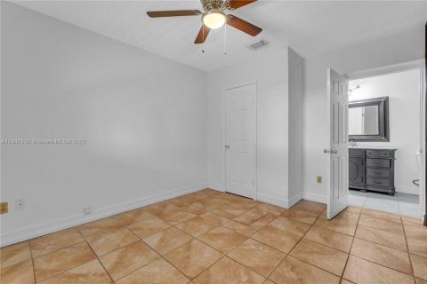 House in Miami, Florida 4 bedrooms, 175.21 sq.m. № 1847732 - photo 30