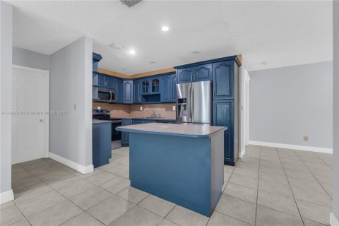 House in Miami, Florida 4 bedrooms, 175.21 sq.m. № 1847732 - photo 13