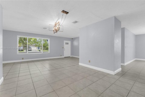 House in Miami, Florida 4 bedrooms, 175.21 sq.m. № 1847732 - photo 8