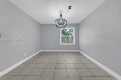 House in Miami, Florida 4 bedrooms, 175.21 sq.m. № 1847732 - photo 15