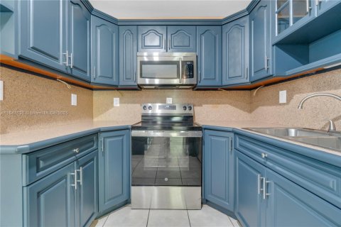 House in Miami, Florida 4 bedrooms, 175.21 sq.m. № 1847732 - photo 11