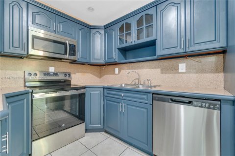 House in Miami, Florida 4 bedrooms, 175.21 sq.m. № 1847732 - photo 12