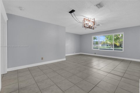 House in Miami, Florida 4 bedrooms, 175.21 sq.m. № 1847732 - photo 9