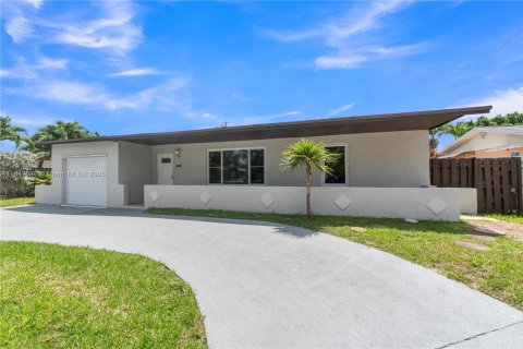 House in Miami, Florida 4 bedrooms, 175.21 sq.m. № 1847732 - photo 3