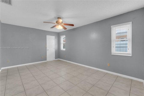 House in Miami, Florida 4 bedrooms, 175.21 sq.m. № 1847732 - photo 23