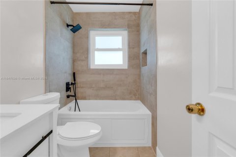 House in Miami, Florida 4 bedrooms, 175.21 sq.m. № 1847732 - photo 19